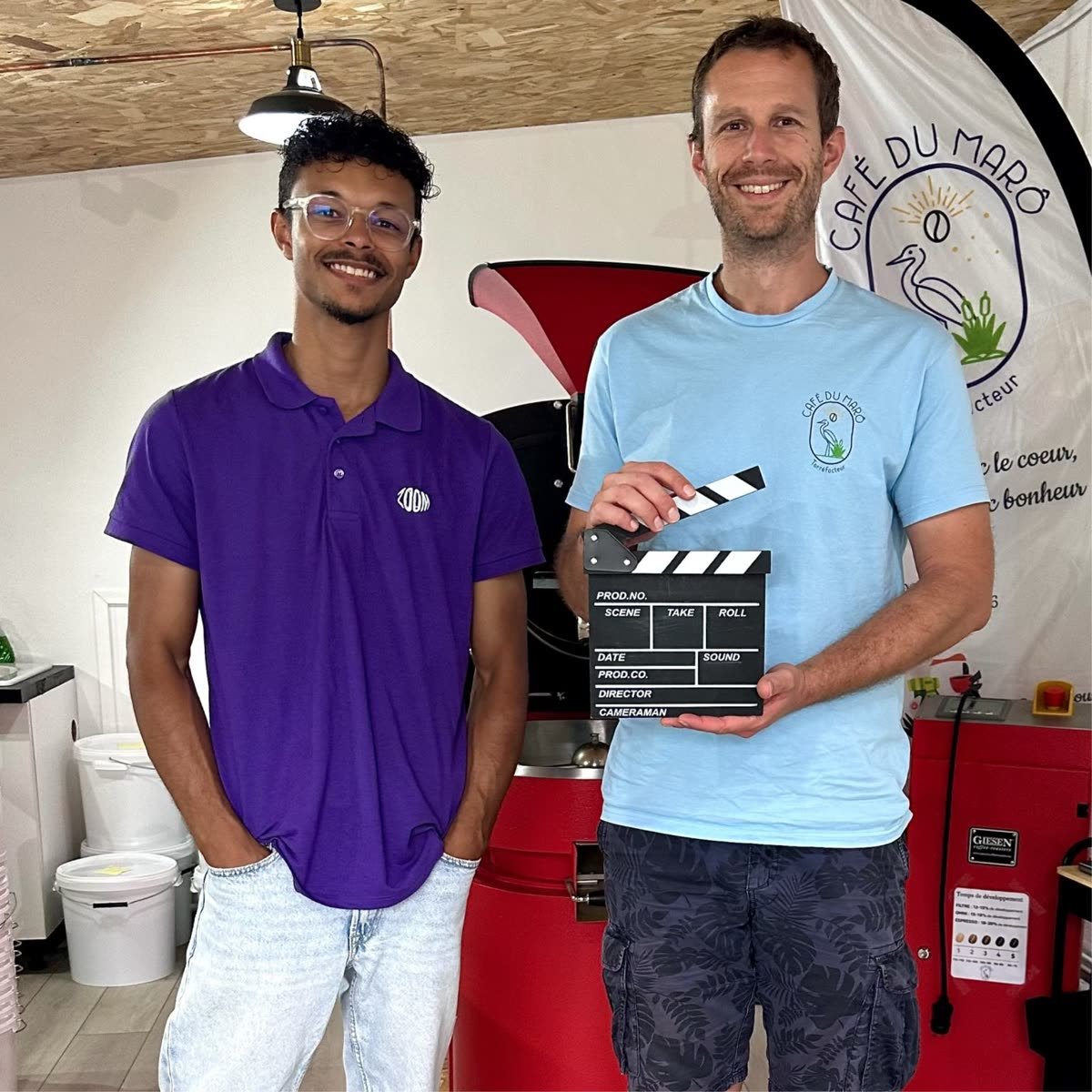 Jérémy Hayot, de Zoom Création, et Raphaël, torréfacteur du Café du Marô, devant son torréfacteur rouge dans son atelier de Froidfond